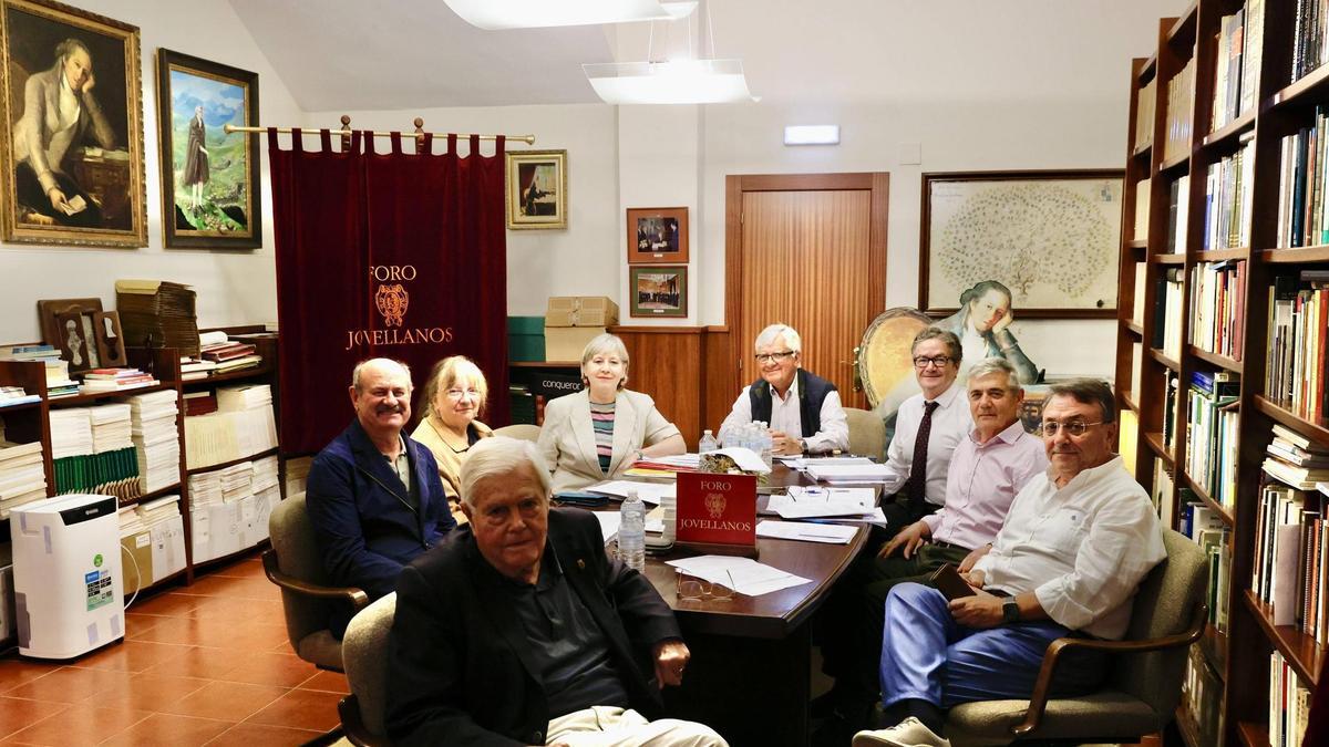 Por la izquierda, Ignacio García-Arango Cienfuegos-Jovellanos, Ramón Alvargonzález María José Alvarez Faedo, Lioba Simon Schumahcher, Avelino Acero rafael Antuña Egocheaga, Silverio Sánchez Corredera y Orlando Moratinos Otero, este lunes, en la sede del Foro Jovellanos de la calle María Bandujo.