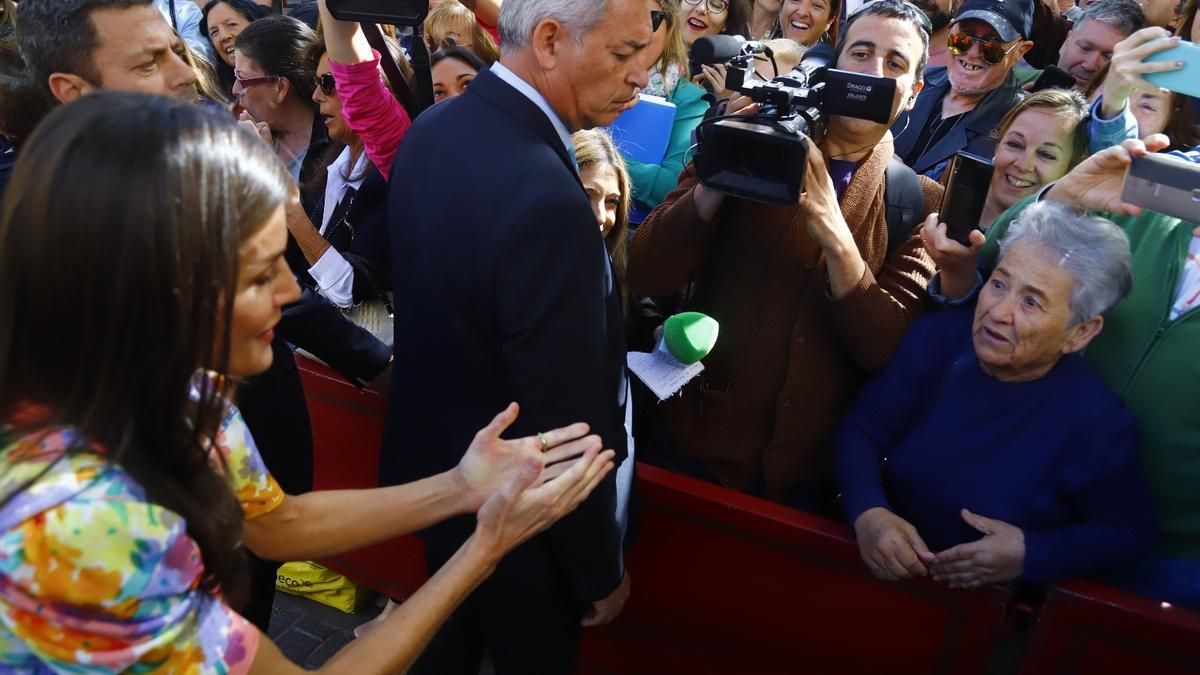 Momento en el que la mujer conversa con la reina Letizia.