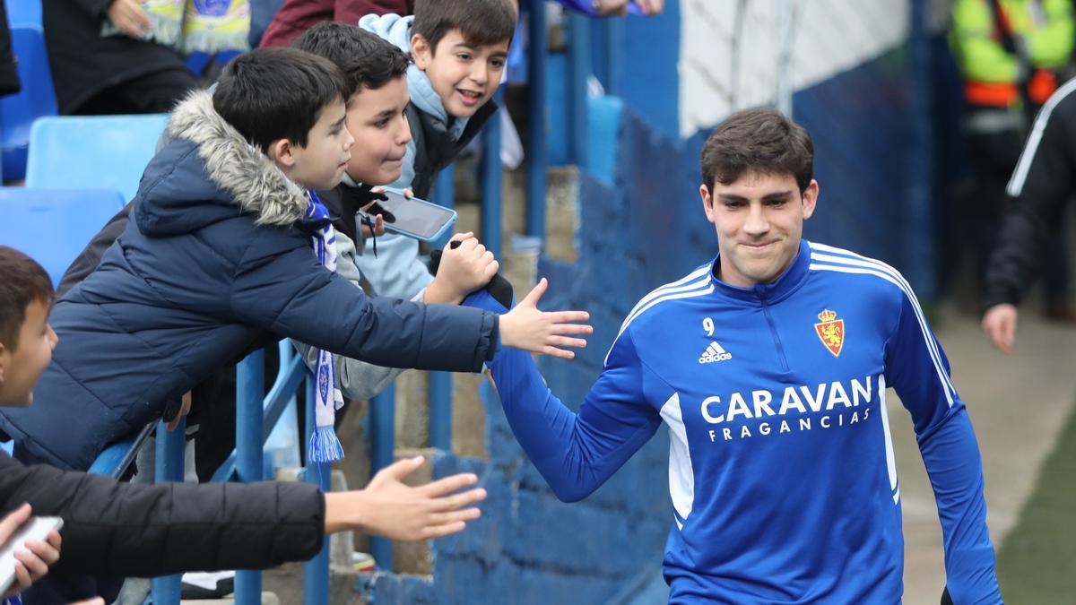 Azón saluda a varios niños en el acceso a La Romareda.