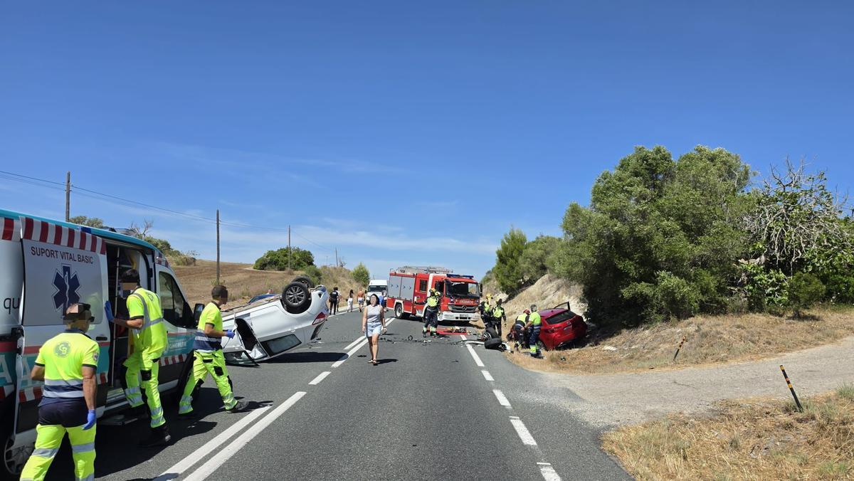 Tres heridos al chocar dos coches en Sant Llorenç