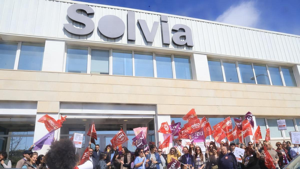 Los empleados de Solvia salen a la calle en Alicante para exigir que se mantenga el teletrabajo