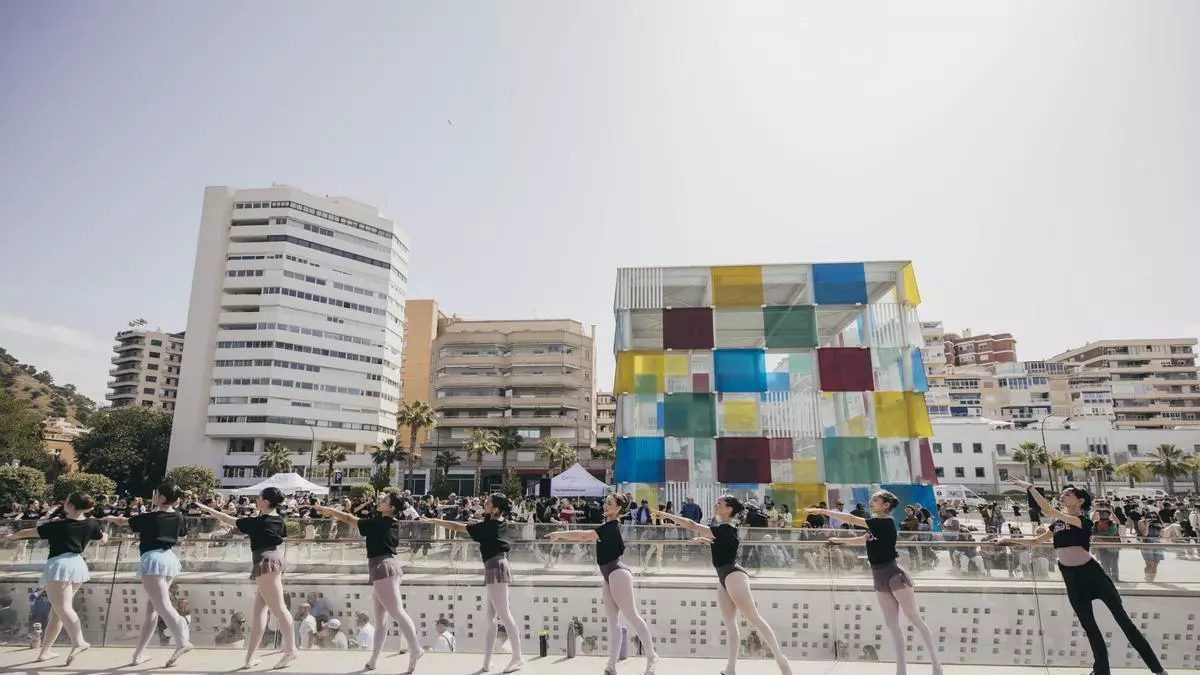 Antonio Banderas convierte el Puerto de Málaga en una gran barra de ballet con Lucía Lacarra al frente