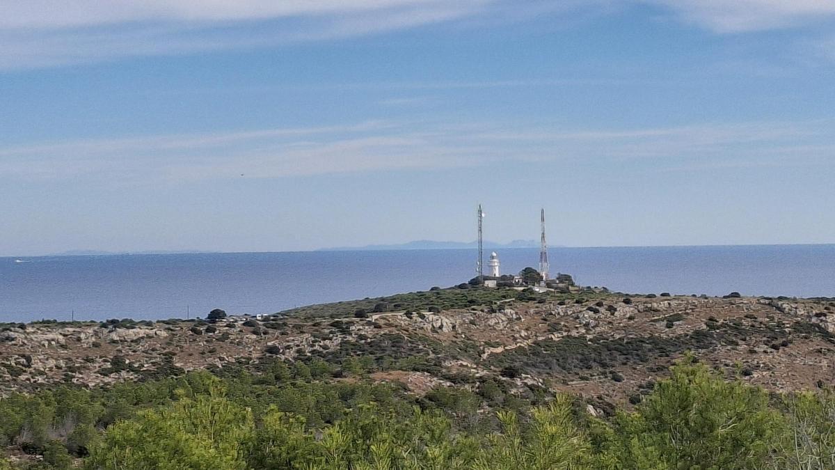 El perfil de Ibiza emerge sobre el cabo de Sant Antoni de Xàbia