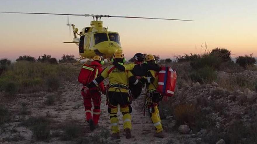 Los bomberos trasladando al ciclista herido hasta el helicóptero durante la tarde de ayer en Aspe.