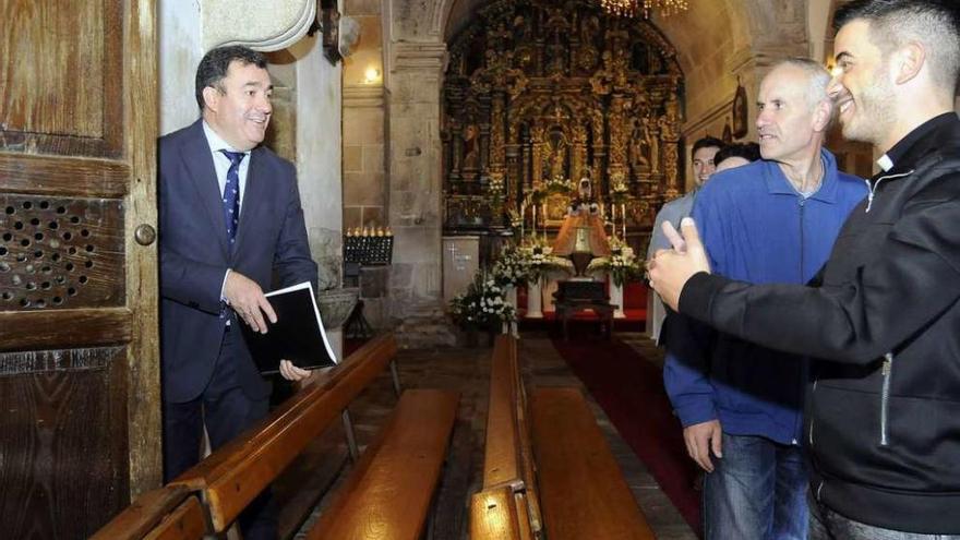 El conselleiro de Cultura conversa con Marcos Torres, ayer, en el interior del templo. // Bernabé/Javier Lalín