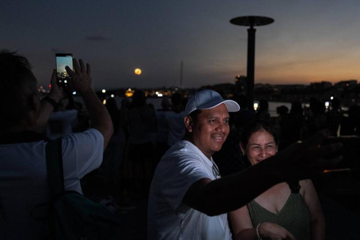 Imagenes desde el El Port Marina Tarraco, durante  el eclipse total de Sol