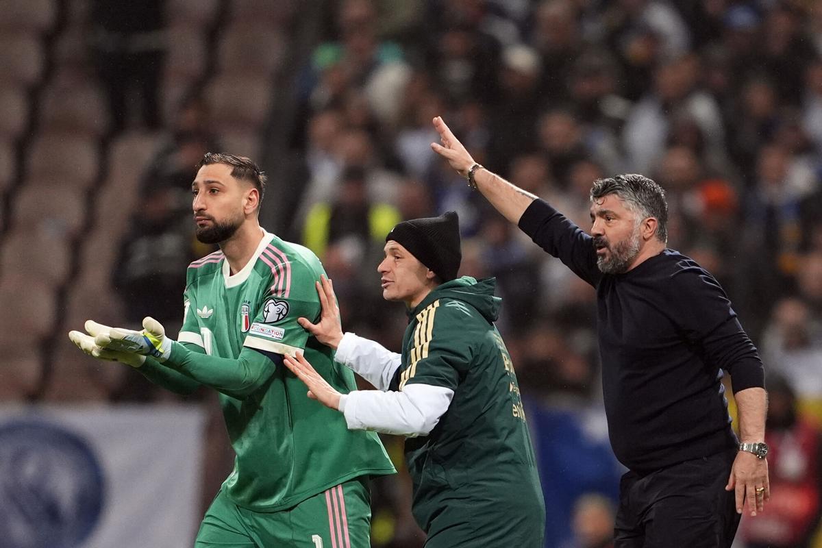 Donnarumma, Barella y Gattuso protestan durante el partido frente a Bosnia.