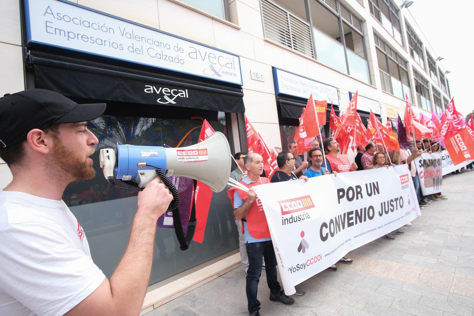 Un momento de la protesta de los trabajadores frente a Avecal.