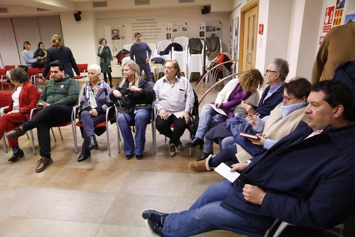 Iván Álvarez Raja, primero por la derecha, en un acto del PSOE de Gijón.