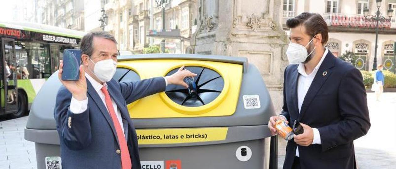 Abel Caballero y Bruno de Llano, ayer, en la presentación de Reciclos