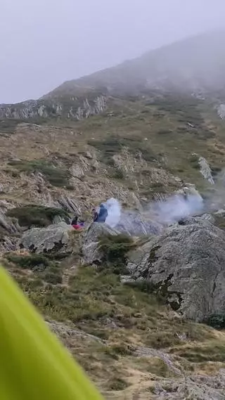 La denuncia de una montañera al ver a un grupo hacer fuego en pleno Pirineo: "Flipo. Me parece alucinante"