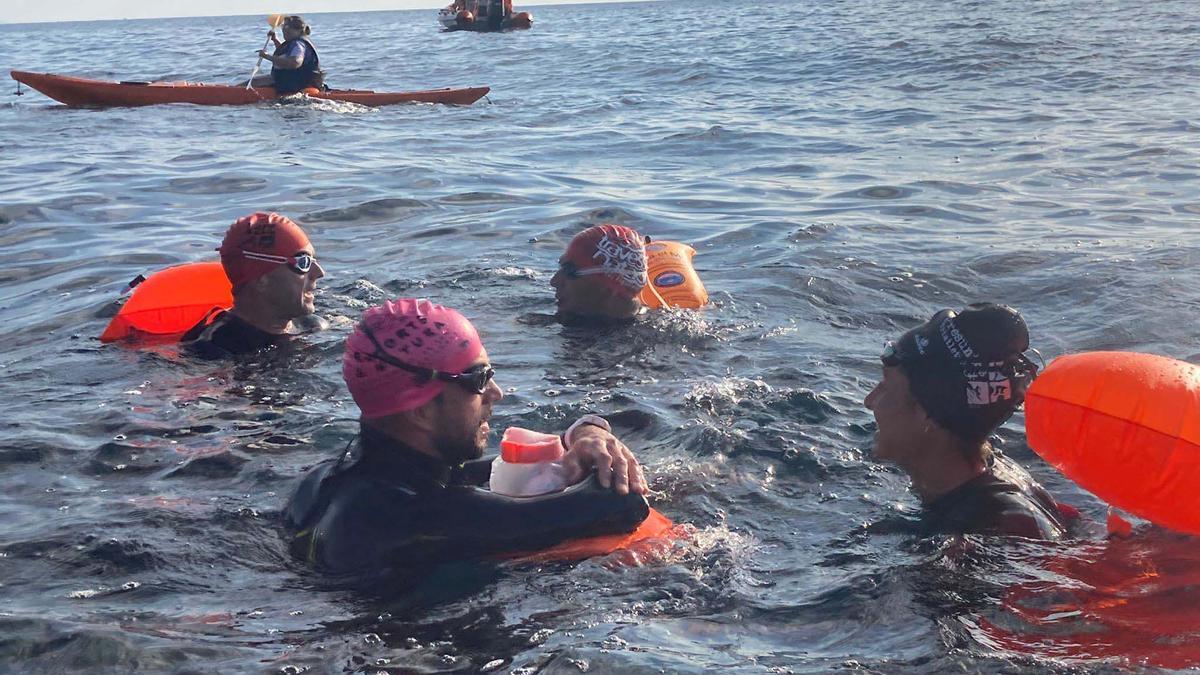 El paratriatleta Javier Vergara cumple con éxito su reto de 5km de natación por una causa benéfica