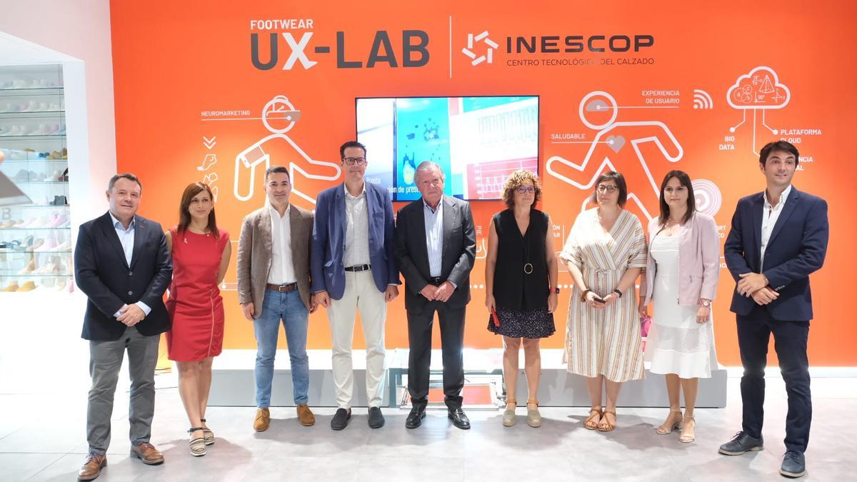 La consellera de Innovación ha estado acompañada por el alcalde de Elda en la visita al nuevo laboratorio de Inescop.