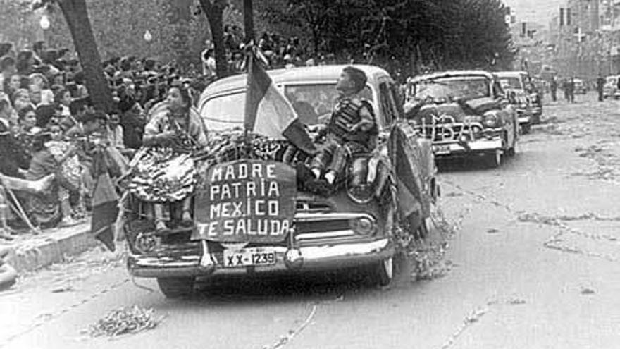 Un &quot;haiga&quot; de indianos en el desfile del Día de América del año 1951, el segundo que se celebró en Oviedo.