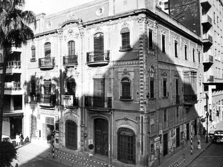 La conocida como casa del doctor Sancho en la plaza de la Paz, en la década de los 70.