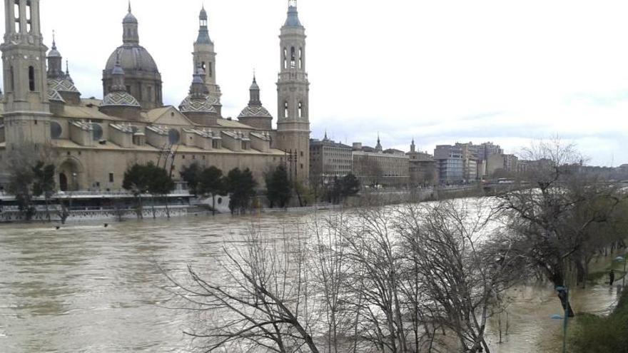 El Ebro, crecido a su paso por Zaragoza, en una foto de 2013.