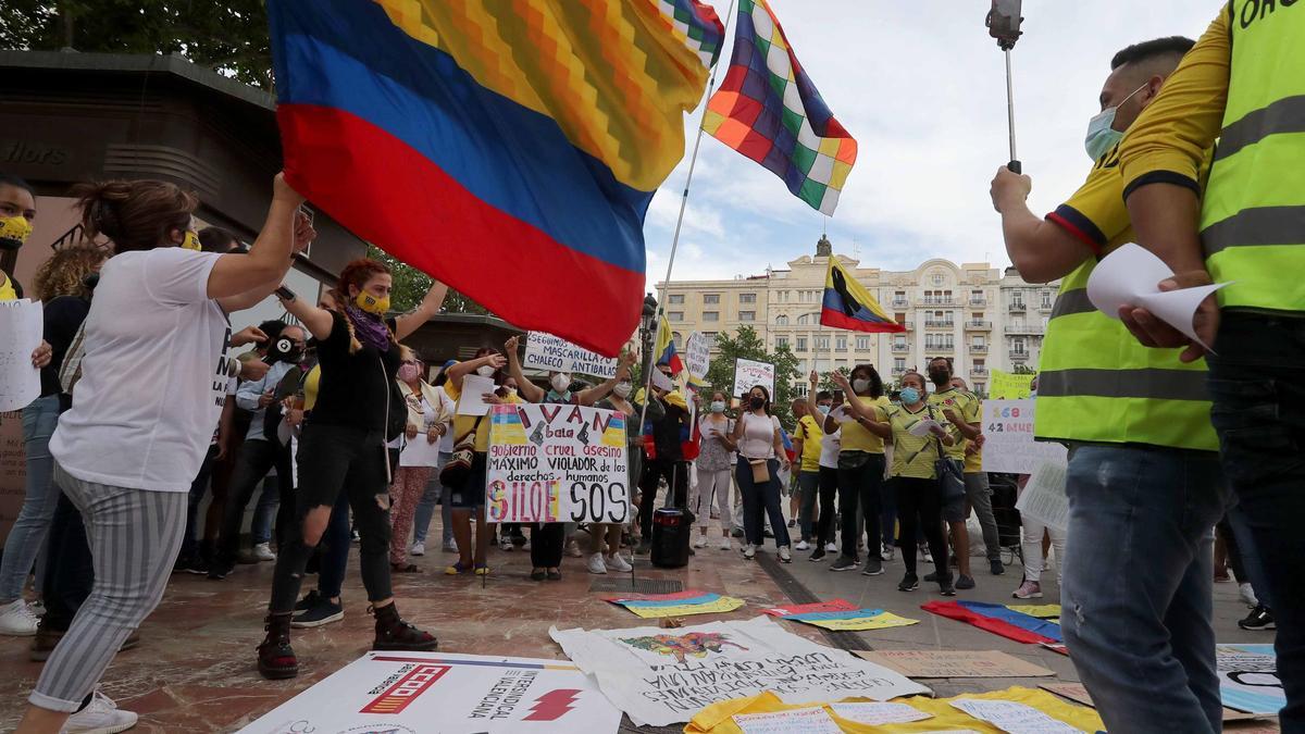 Manifestantes colombianos en València.