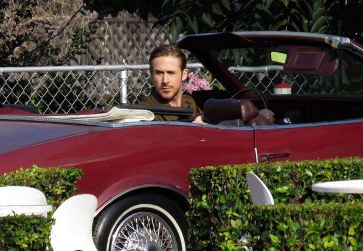 Ryan Gosling conduciendo un coche de época en el rodaje de 'La La Land'