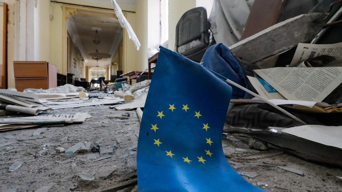 Una bandera de la UE entre los restos de un edificio en Járkov, Ucrania.