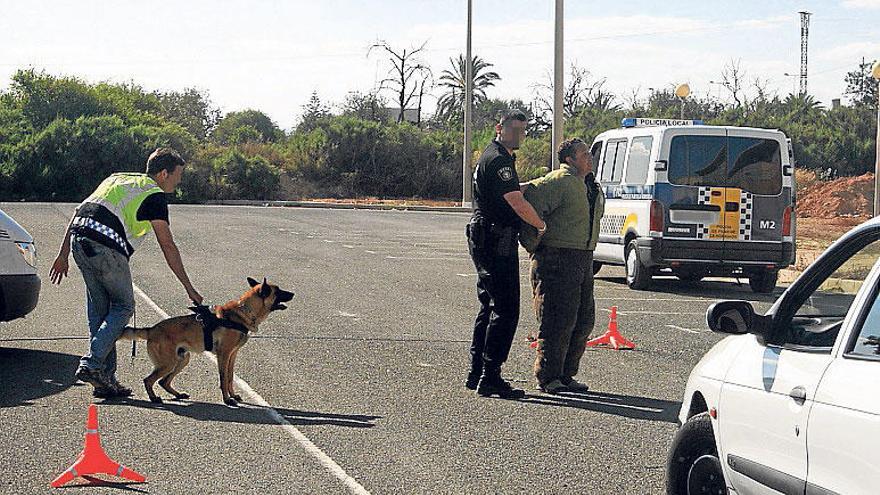 La Policía Local ha aumentado el control de drogas en la calle.