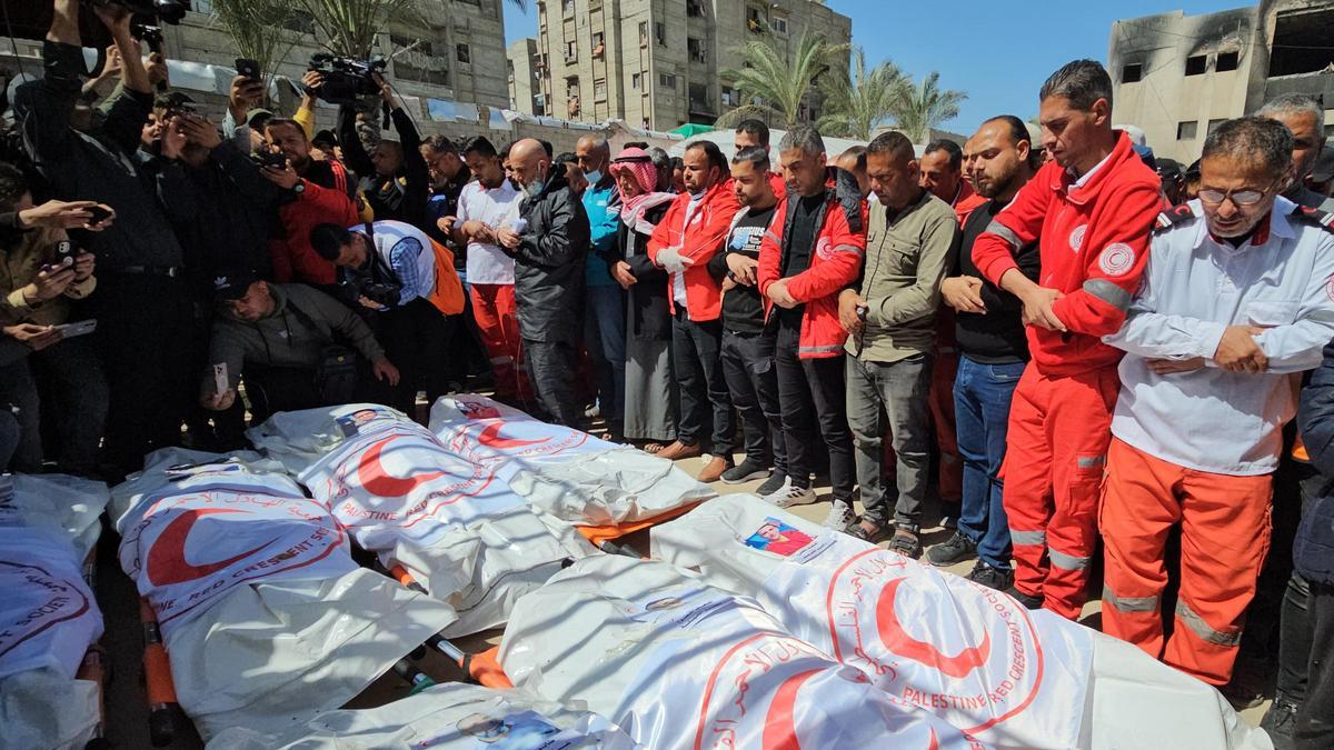 Cadáveres de los sanitarios palestinos muertos en un ataque israelí en el sur de la Franja de Gaza