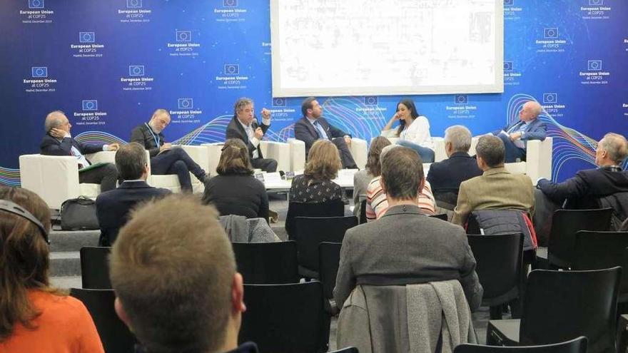 El alcalde de Pontevedra durante su exposición en una mesa de debate de la Cumbre del Clima COP25, que se celebra en Madrid. // FdV