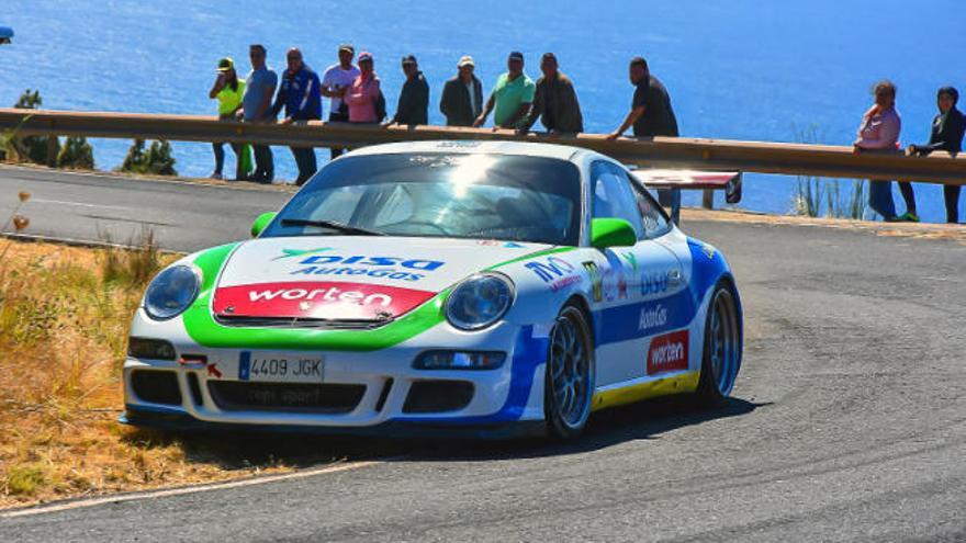 Enrique Cruz trazando una curva ayer en La Cumbre.