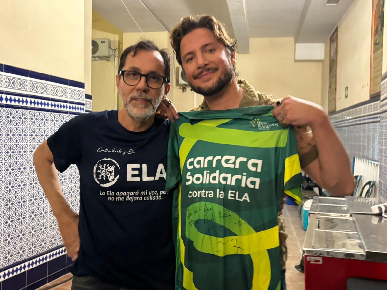 Manuel Carrasco cumple el sueño de Juan y yolanda en su concierto en Alicante