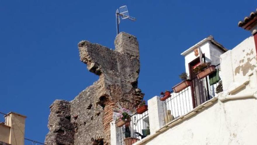 Tramo visible de la muralla del XIV afeado por una antena