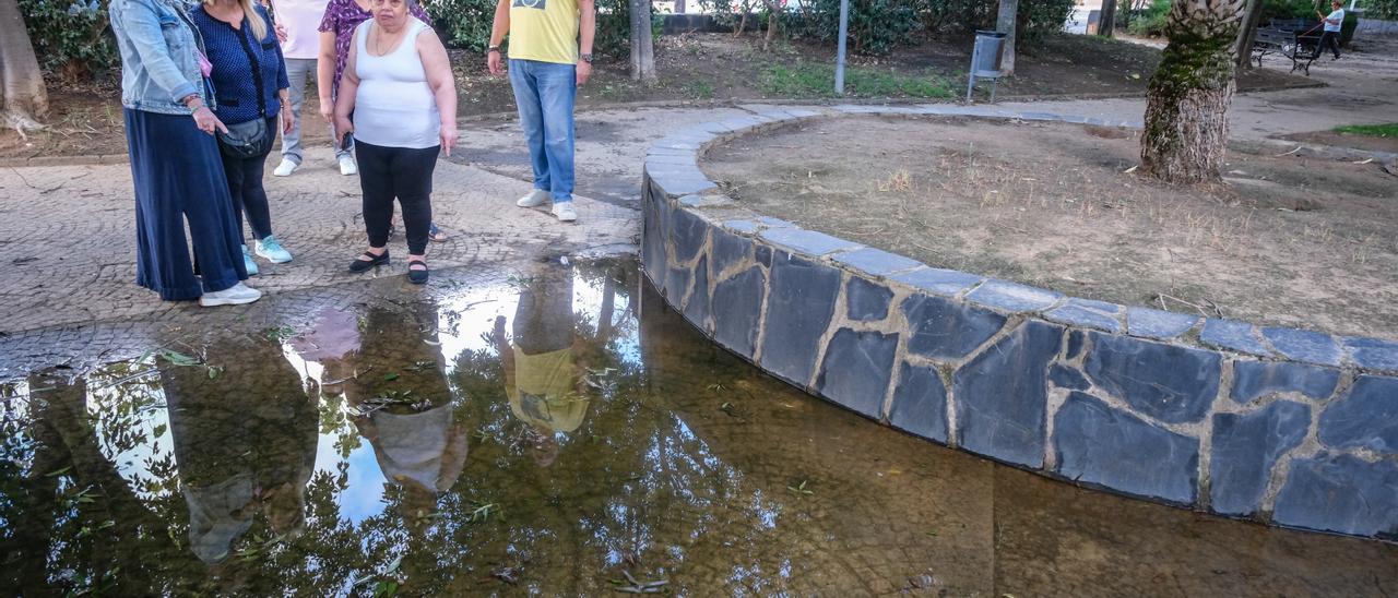Un charco de agua formado en el parque impide el paso de los vecinos.