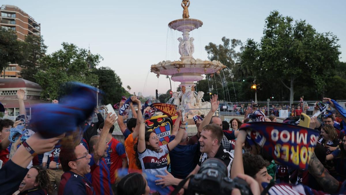 Cientos de aficionados 'granotas' acuden a la fuente para festejar el ascenso a Primera