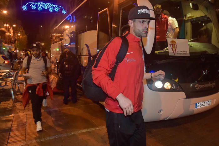 Futbol. Llegada del Sporting de Gijón