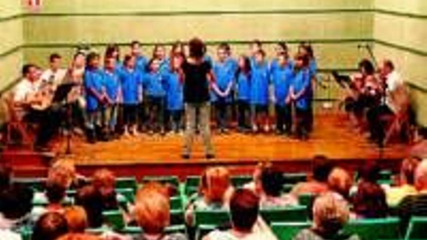 El coro del colegio ofreció un gran concierto