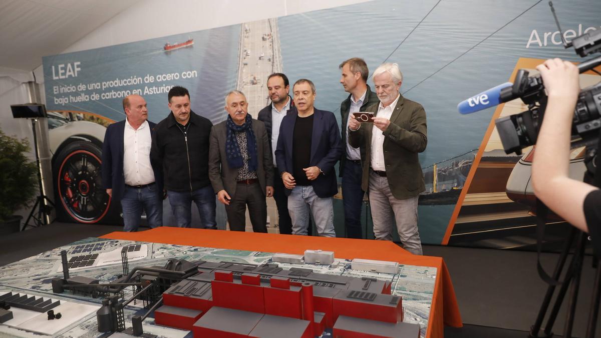 Dirigentes de UGT contemplan la maqueta de la futura acería eléctrica de Gijón, el pasado jueves.