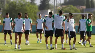 El primer día del nuevo Córdoba CF: fútbol, ilusión y reencuentros en la vuelta al trabajo