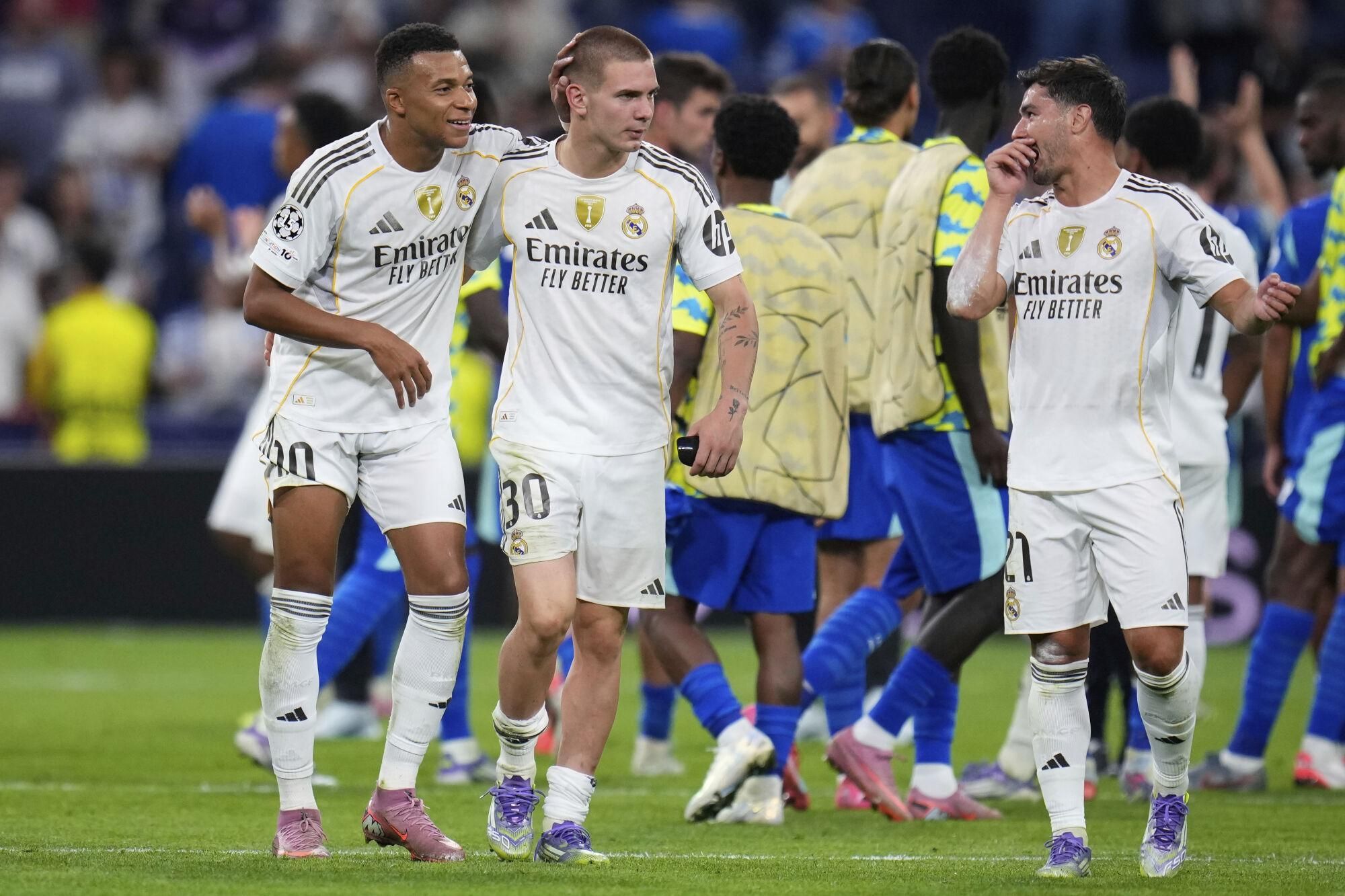 From left, Real Madrid's Kylian Mbappe, Franco Mastantuono and Brahim Diaz celebrate at the end of a Champions League opening phase soccer match between Real Madrid and Marseille at Santiago Bernabeu stadium, in Madrid, Tuesday, Sept. 16, 2025. (AP Photo/Manu Fernandez)