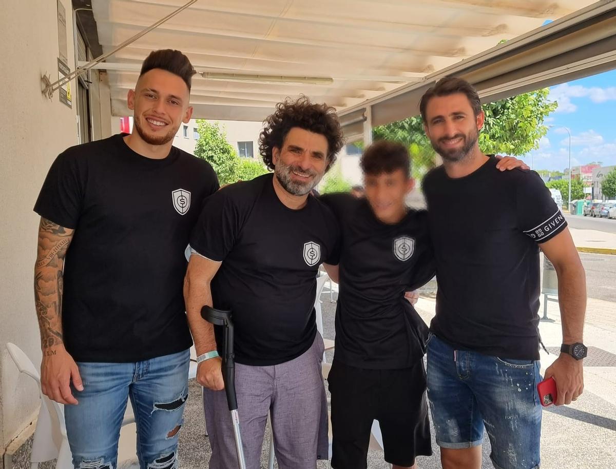 Los futbolistas Lucas Ocampos (i.) y Nico Pareja, que cedieron su imagen a Shirtum, junto al investigado David Rozenwaig.