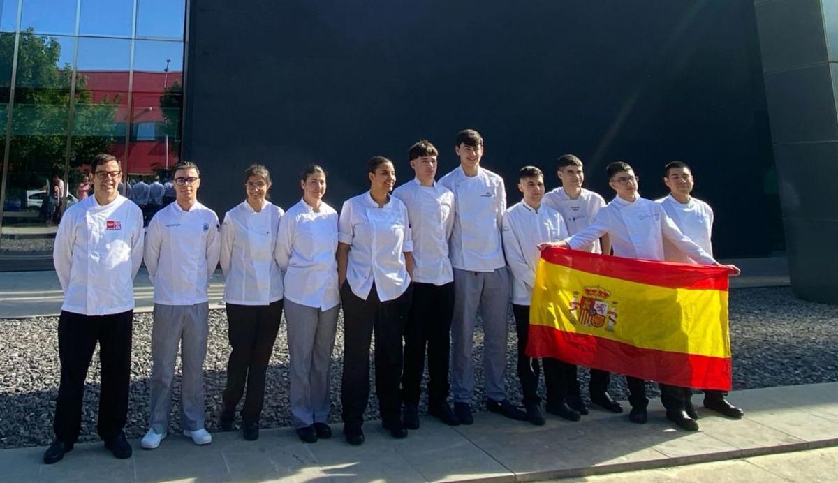 El estudiante del CIFP Ciudad de Zamora (segundo por la izquierda) con otros participantes españoles. | CEDIDA