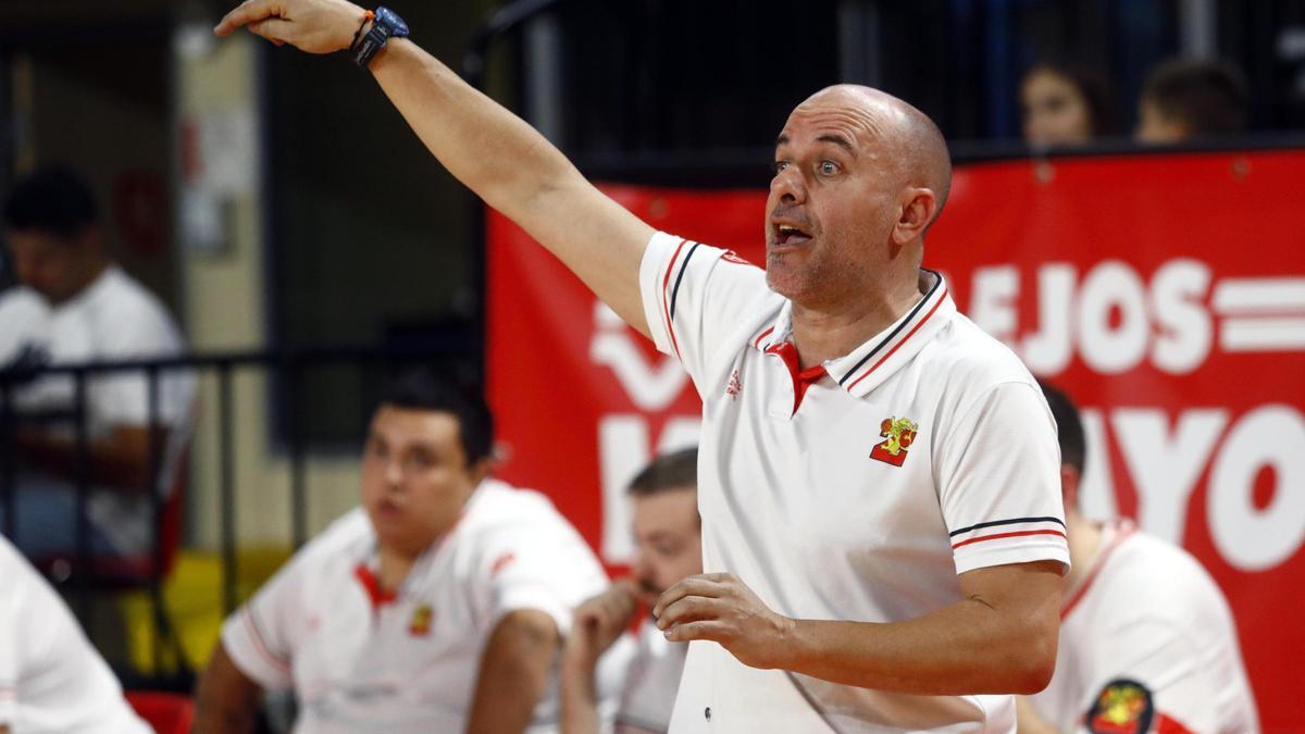 Rubio, técnico del CBZ, durante un partido