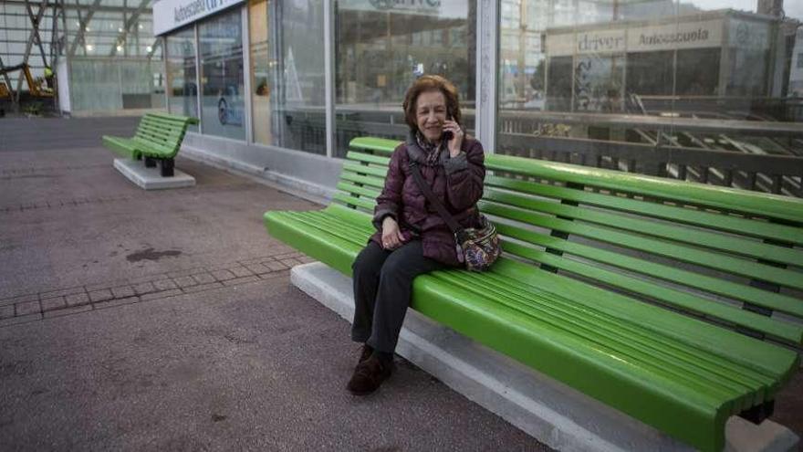 Una mujer, hablando por el móvil sentada ayer en los bancos colocados en la Losa.