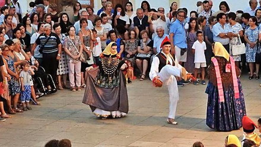 Aspecto de la plaza de la Constitució de Sant Francesc durante la demostración de &#039;ball pagès&#039; con motivo de la festividad de Sant Jaume.