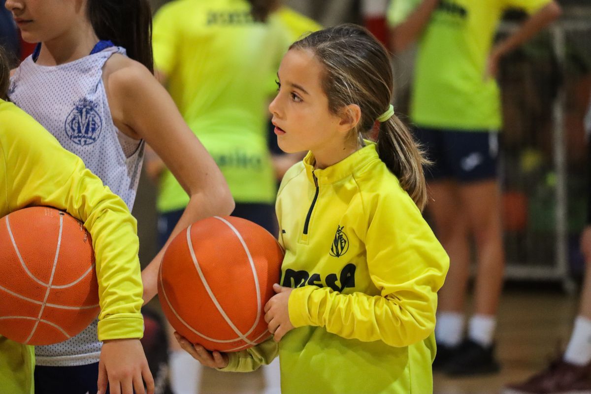 Jornada de hermanamiento entre las chicas del Villarreal y las del Vila-real Bàsquet