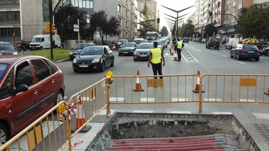 Obras en la avenida de la Constitución que causaron ayer retenciones de tráfico en la zona.