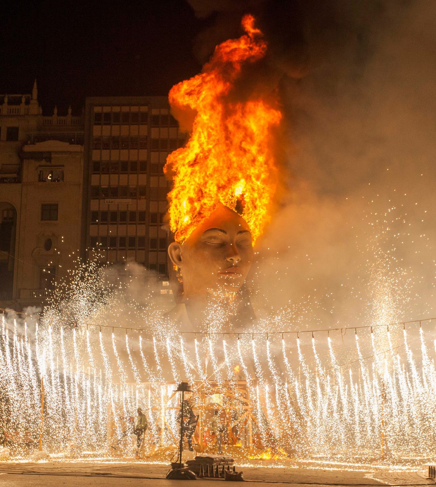 Así ardieron los monumentos más icónicos de las fallas del COVID