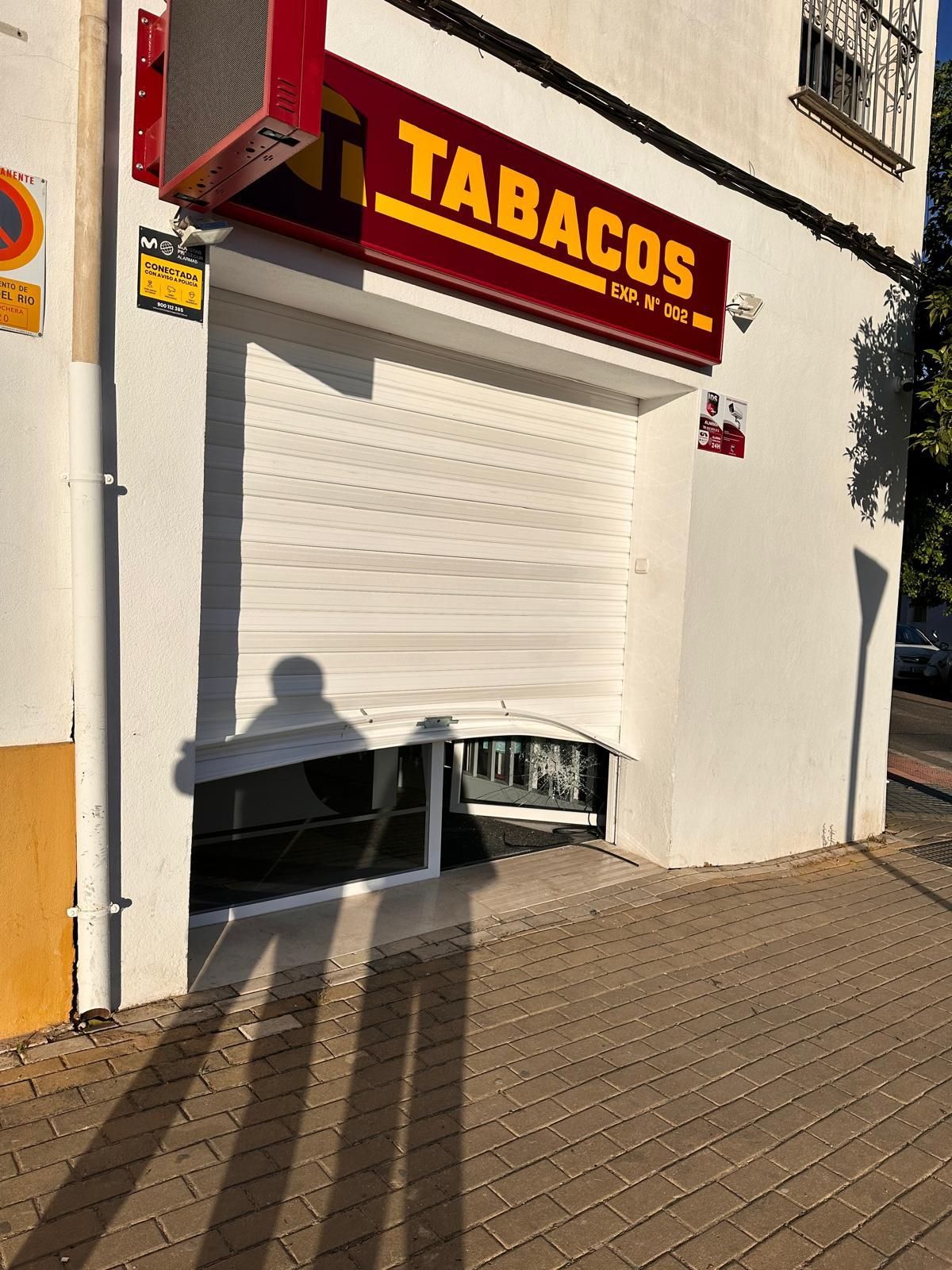 Estado en el que ha quedado la puerta dle estanco de Palma del Río.
