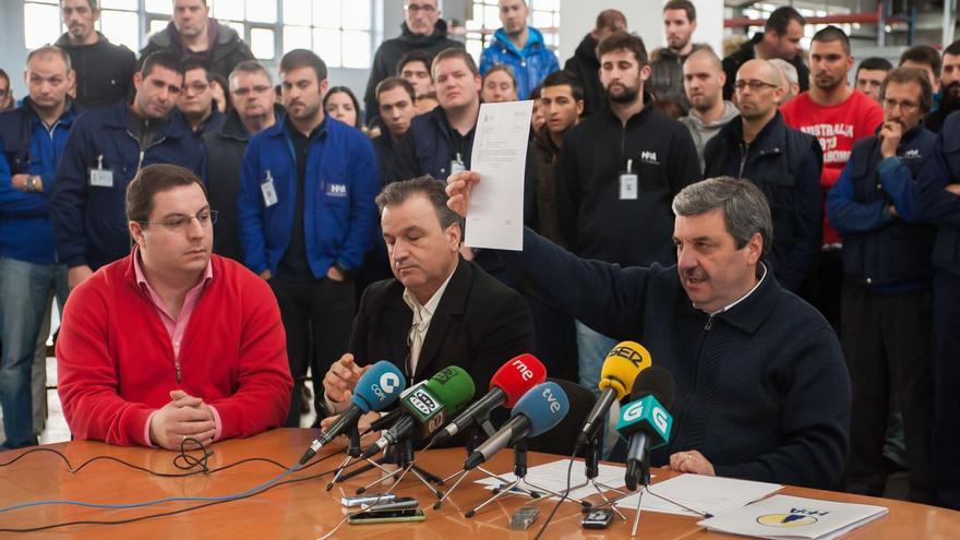 Ramón Mejuto, con un papel en la mano, en una rueda de prensa con personal de la fábrica en 2015.   | // 13FOTOS
