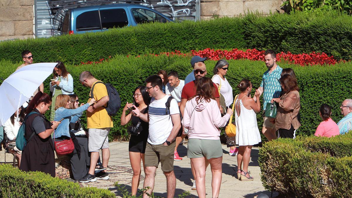 Grupos de turistas en los jardines de As Burgas, ayer.