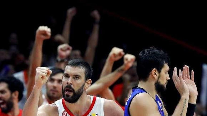 Marc Gasol festeja el triunfo de España ante Italia. // J.C. Hidalgo