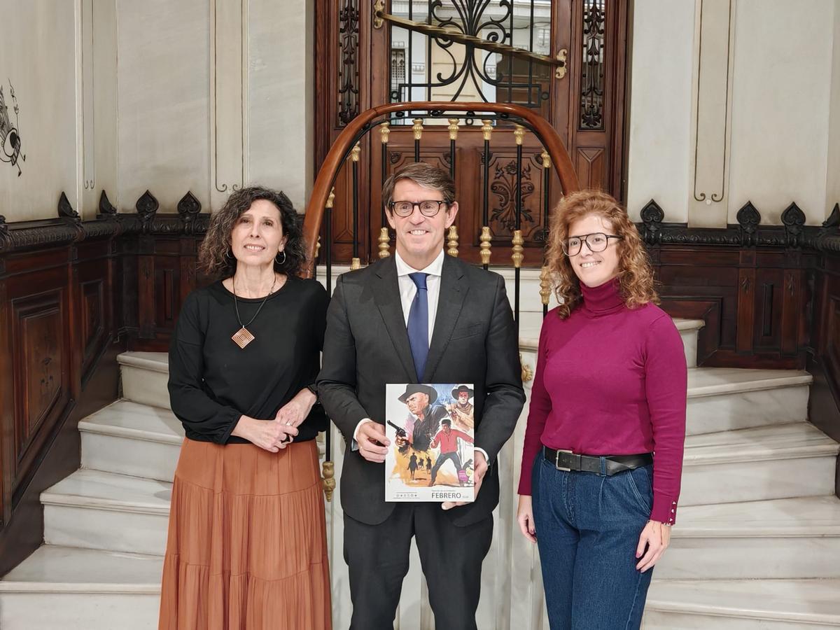 Foto de familia tras la presentación de la agenda del Gil-Albert