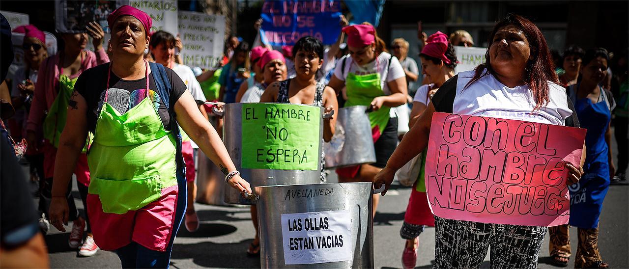 Una protesta en Buenos Aires frente a la residencia de Javier Milei.